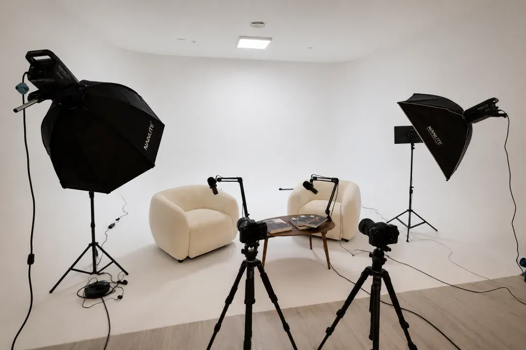 Set de podcast con dos butacas, micrófonos y softboxes